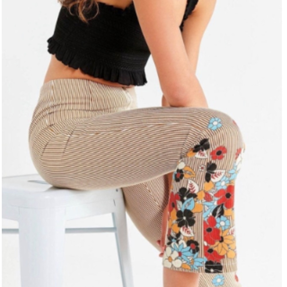 Urban Outfitter Pin Stripe Floral Pants  🌸🌺🌼 Size 25